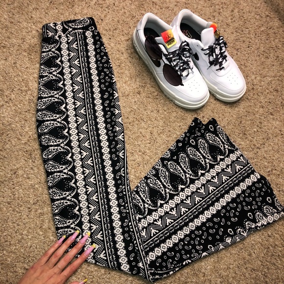 (SOLD❗️) bell-bottom leggings - Picture 1 of 3